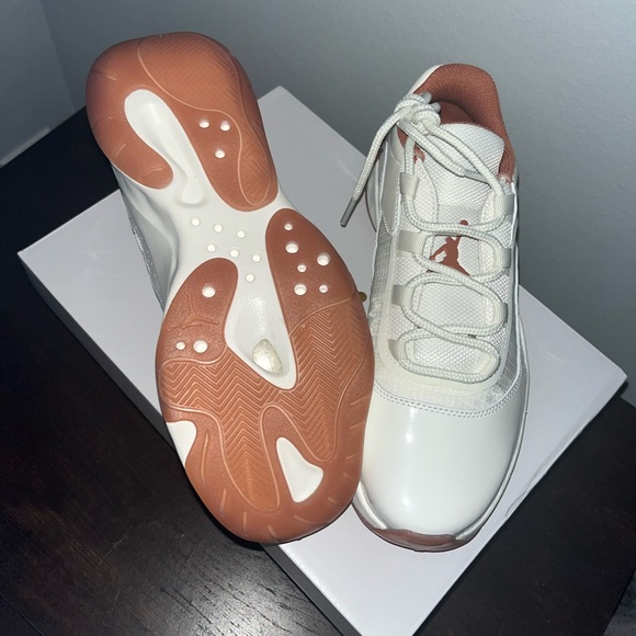 NIB AIR JORDAN 11 CMFT LOW CASUAL SHOES IN SAIL/SKY J ORANGE Women
SIZE 8 - Picture 7 of 12